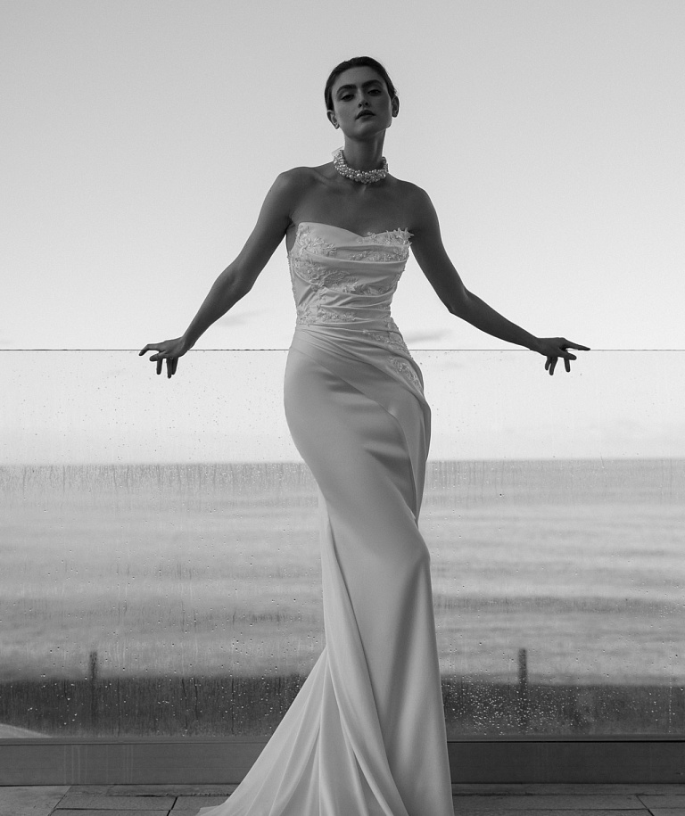 Атласное свадебное платье с кружевным декором