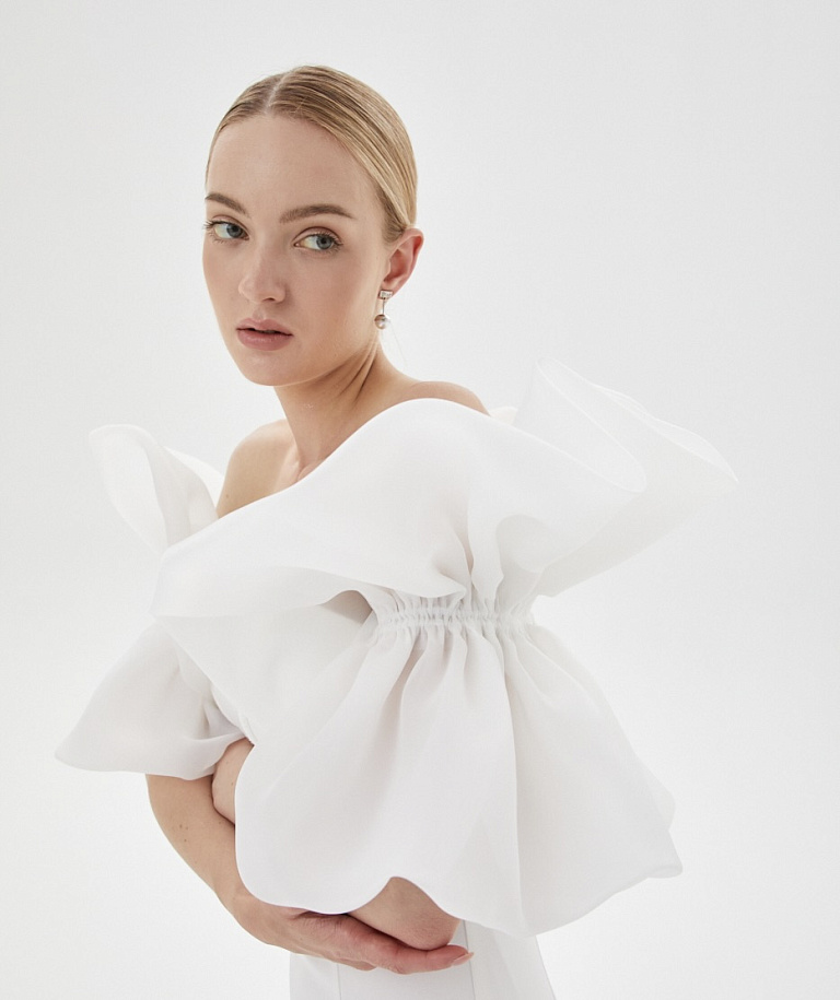 Белое свадебное платье с перелиной из органзы