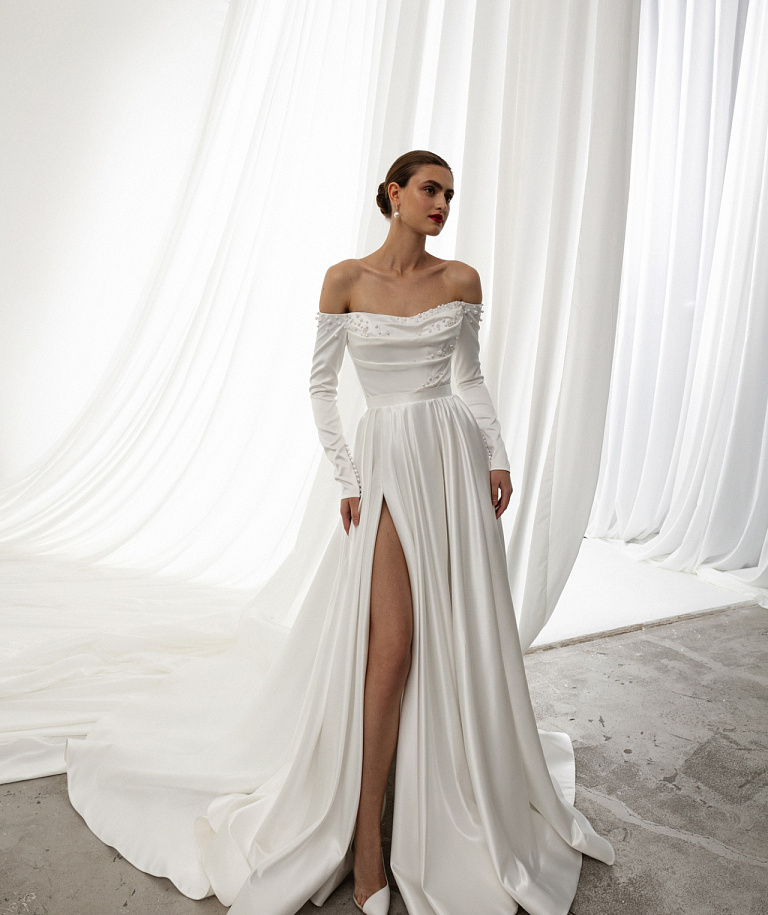 Роскошное атласное свадебное платье с длинным рукавом