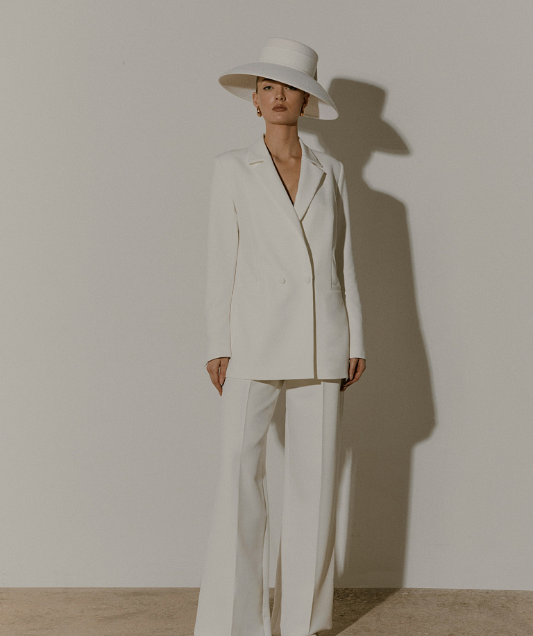 Элегантный свадебный костюм свободного кроя