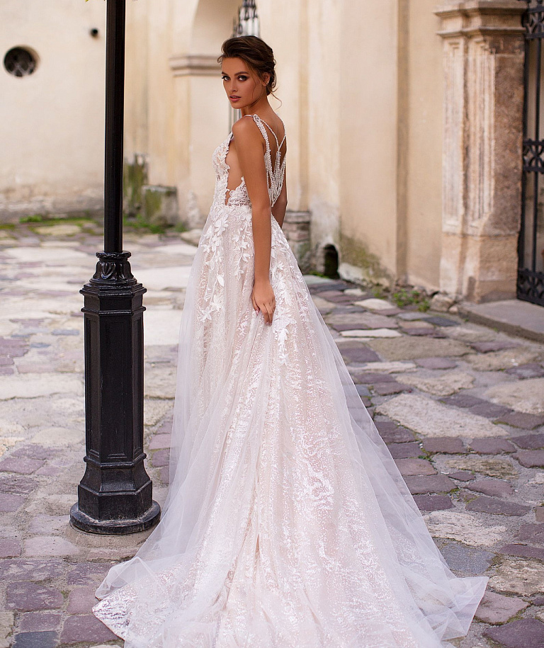 Роскошное блестящее платье на тонких бретелях