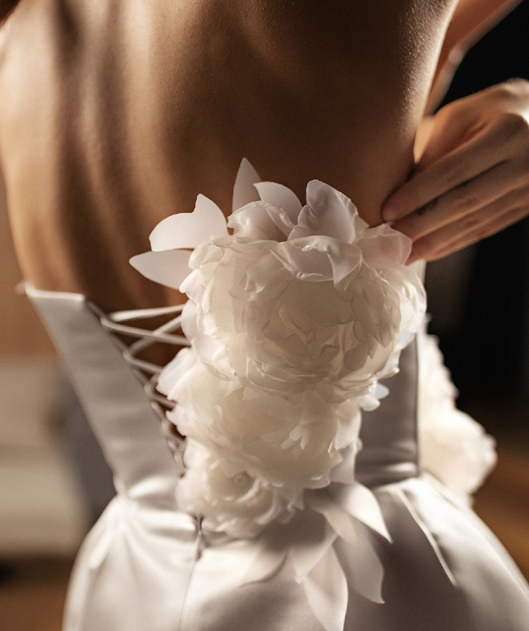 Свадебное платье мини с объемными цветами