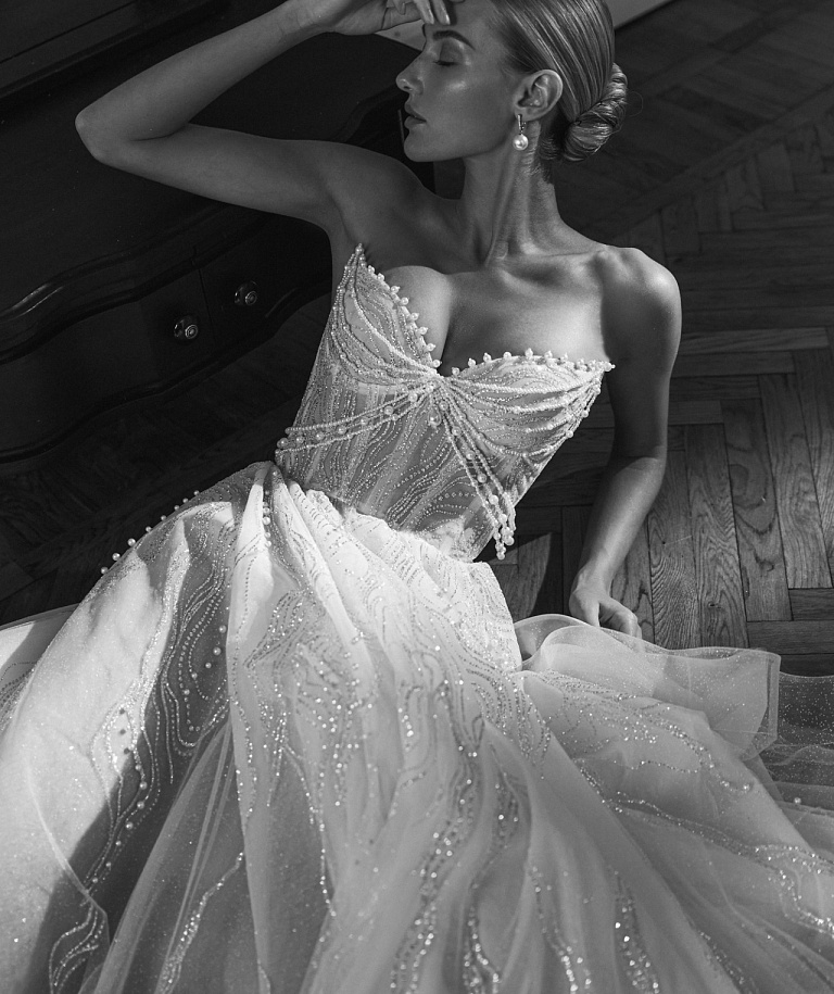 Роскошное свадебное платье декорированное жемчугом