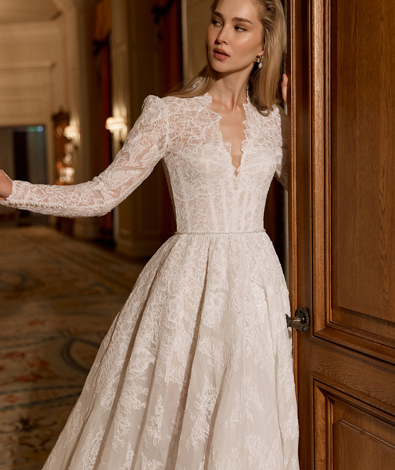 Закрытое кружевное свадебное платье cо шлейфом