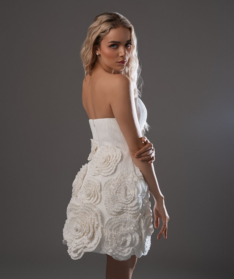 Короткое свадебное платье с 3D цветами