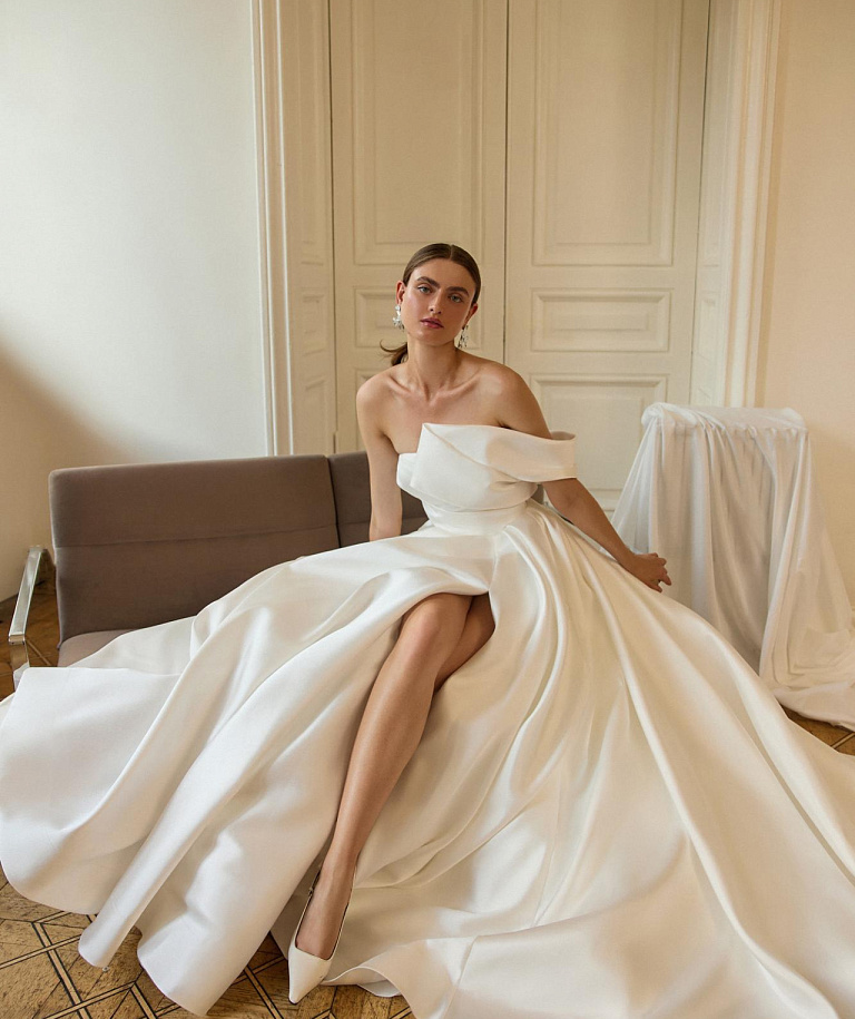 Пышное свадебное платье с ассиметричным верхом