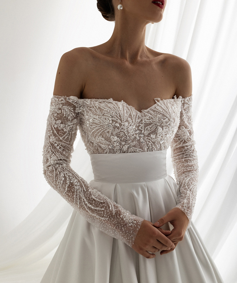 Свадебное платье с атласной юбкой и кружевным верхом