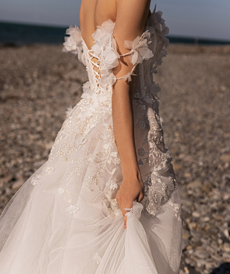 Кружевное свадебное платье с цветочными бретелями