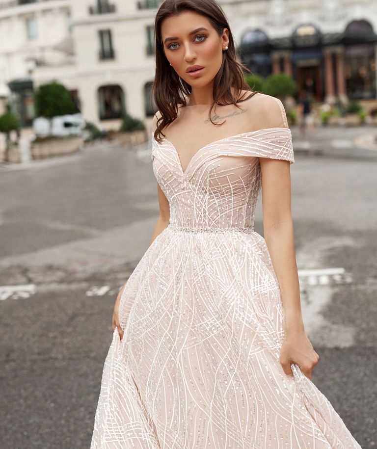 Блестящее свадебное платье с роскошным шлейфом