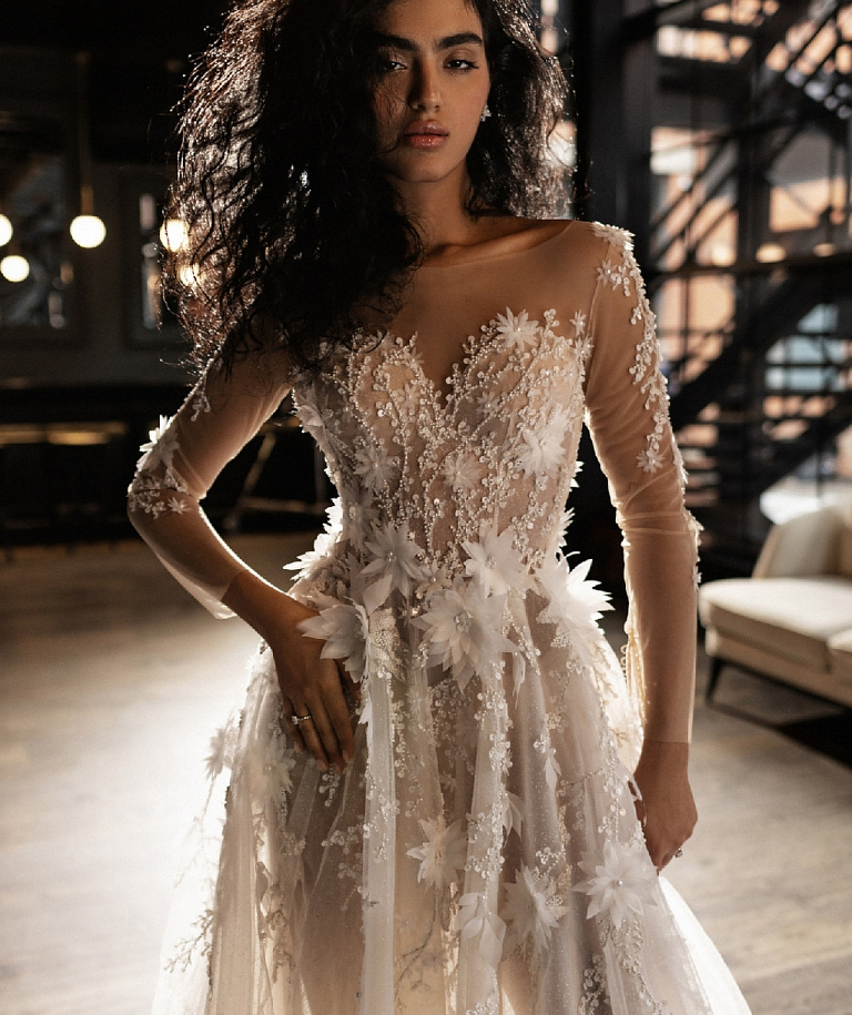 Дизайнерское свадебное платье с объемными цветами