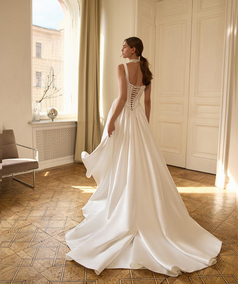 Пышное атласное свадебное платье-принцесса