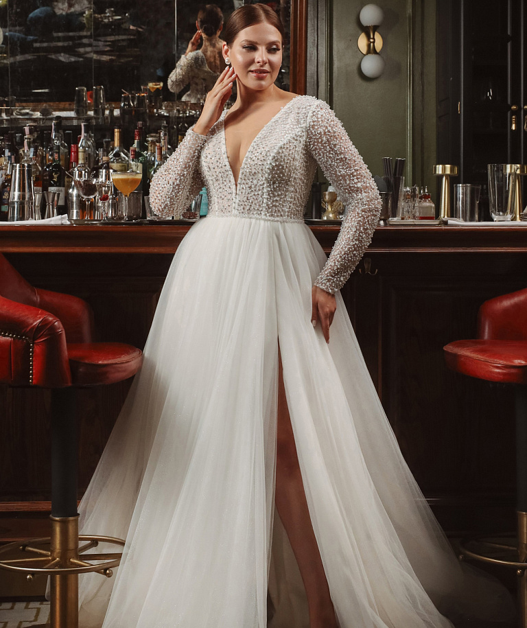 Красивое свадебное платье с рукавами plus size