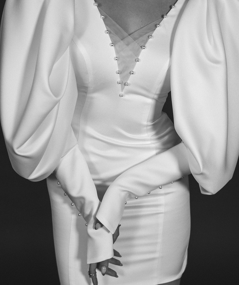 Свадебное платье мини с объемными рукавами