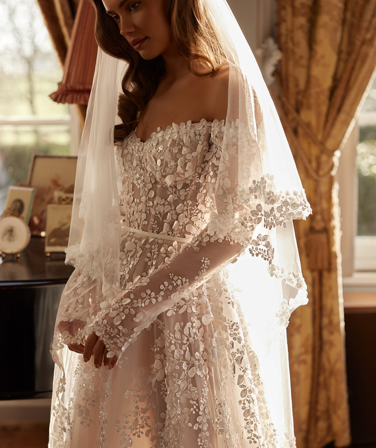 Роскошное свадебное платье с рукавами и открытыми плечами