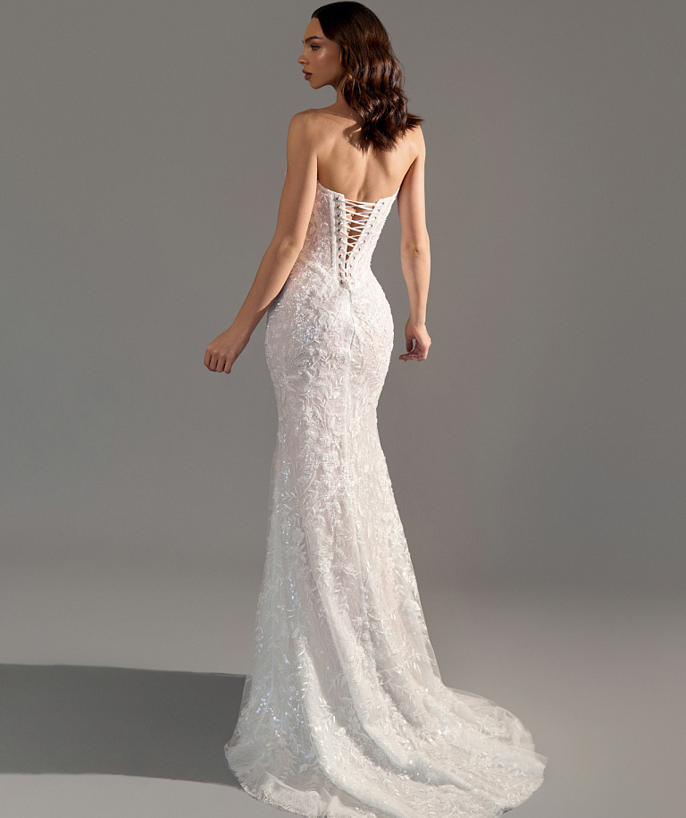 Кружевное свадебное платье с кейпом