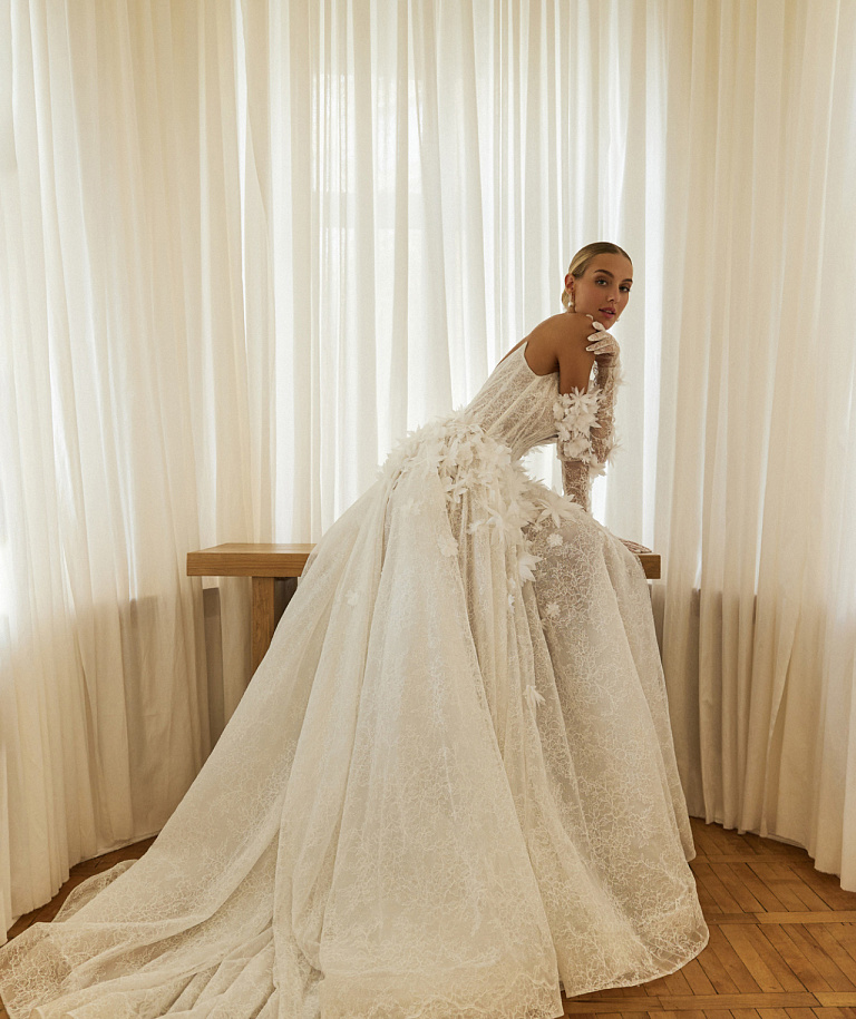 Эффектное свадебное платье с объемными цветками