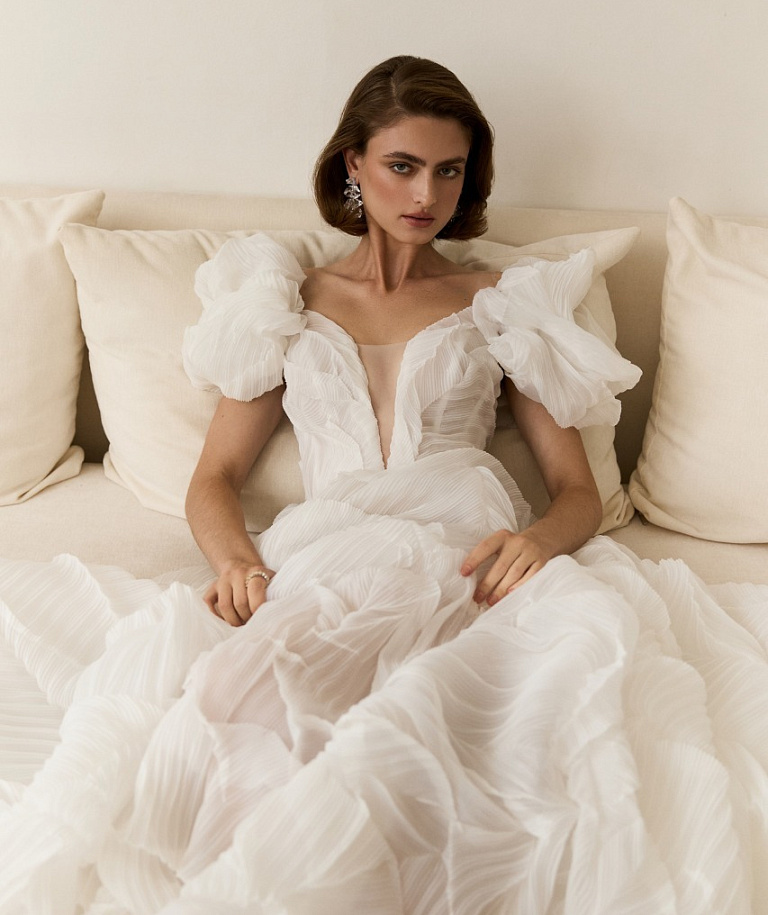 Стильное свадебное платье из дизайнерской ткани с болеро