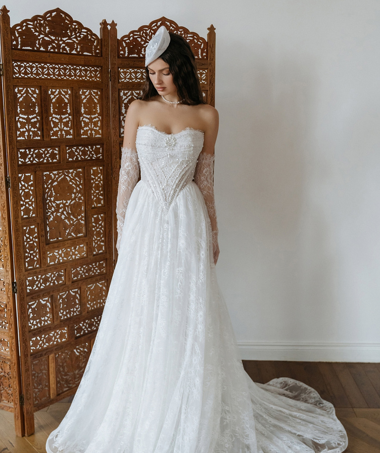 Роскошное кружевное свадебное платье с диснеевским корсетом