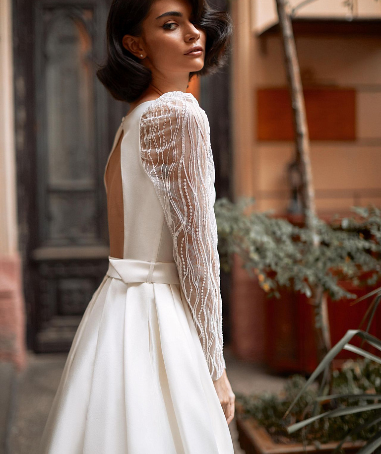 Атласное свадебное платье с ажурными рукавами