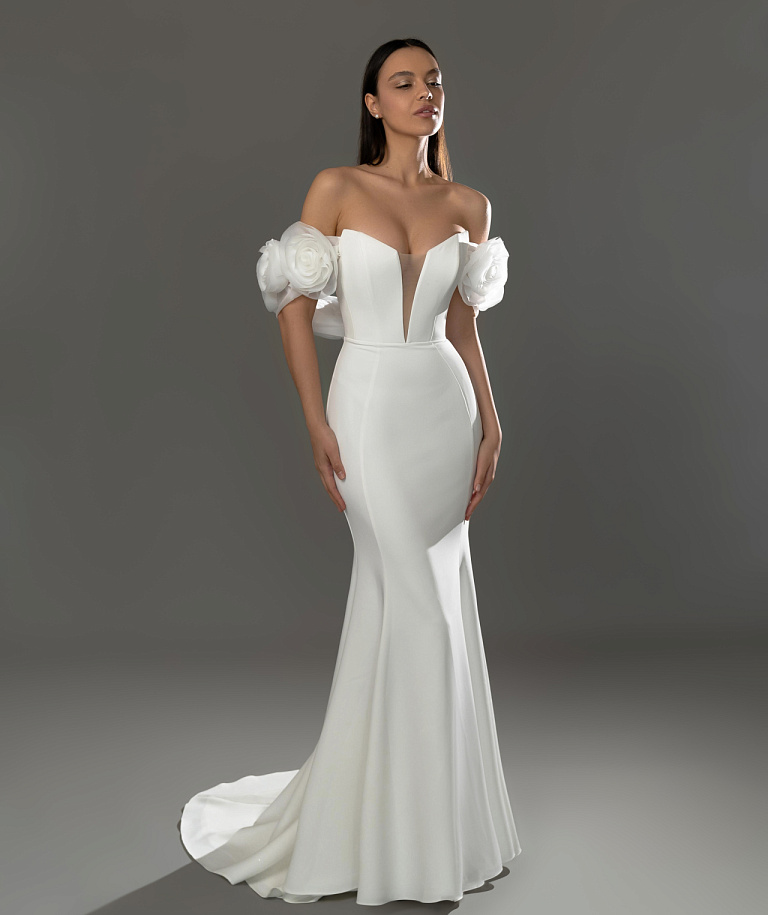 Утонченное платье со съемной цветочной перелиной