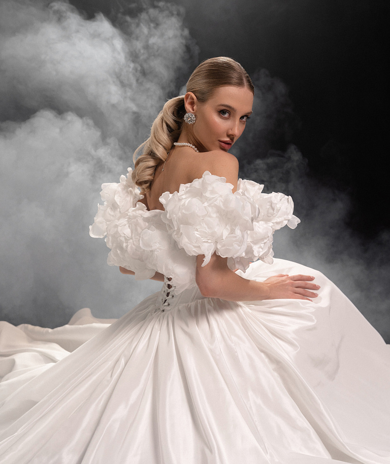 Роскошное свадебное платье силуэта принцесса