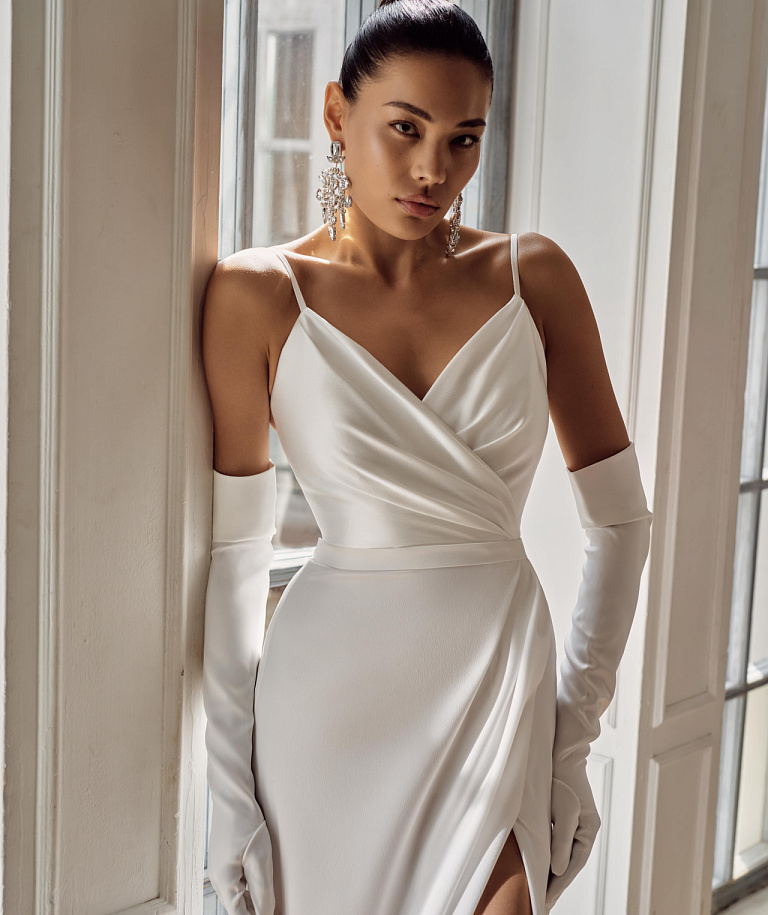 Нежное свадебное платье на тонких лямочках