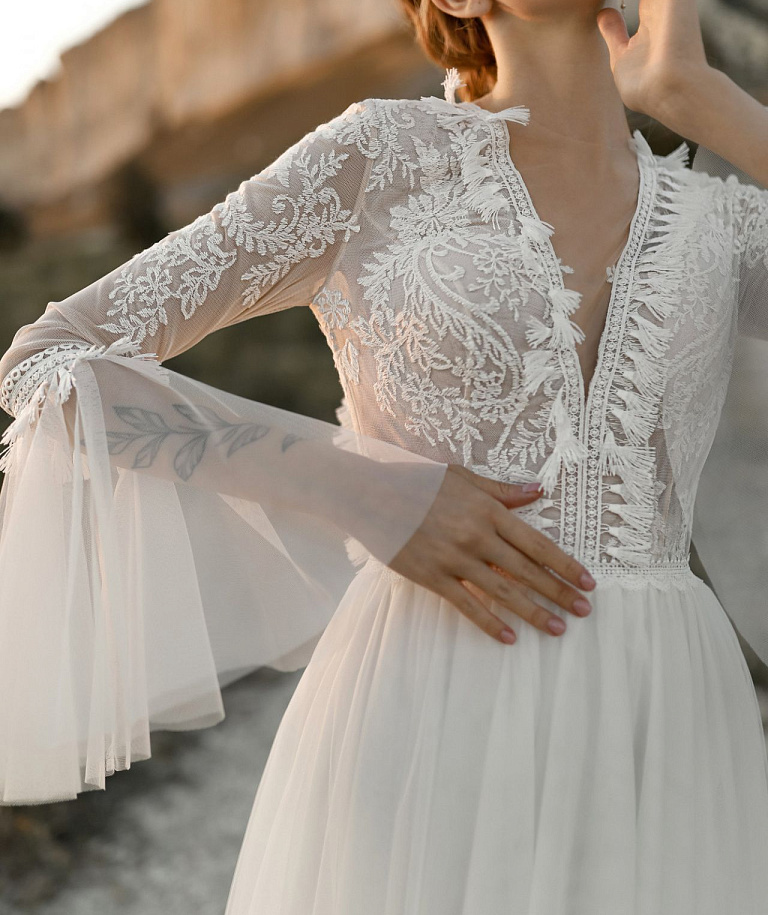 Свадебное платье бохо с расклешенными рукавами