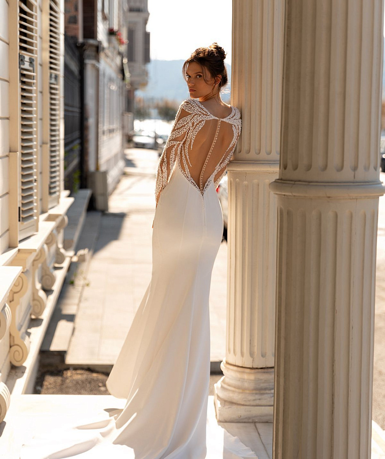 Изящная атласная русалка с красивой спинкой