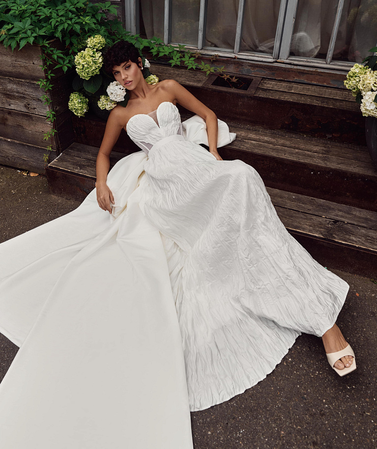 Свадебное платье из тафты с эффектом гофре