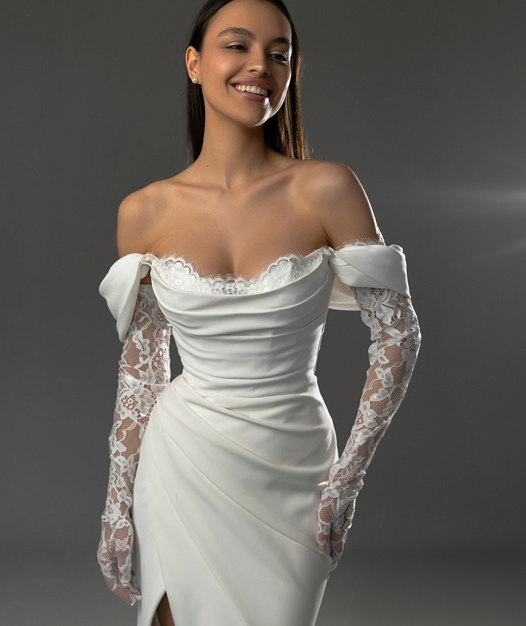 Лаконичное свадебное платье с кружевными перчатками