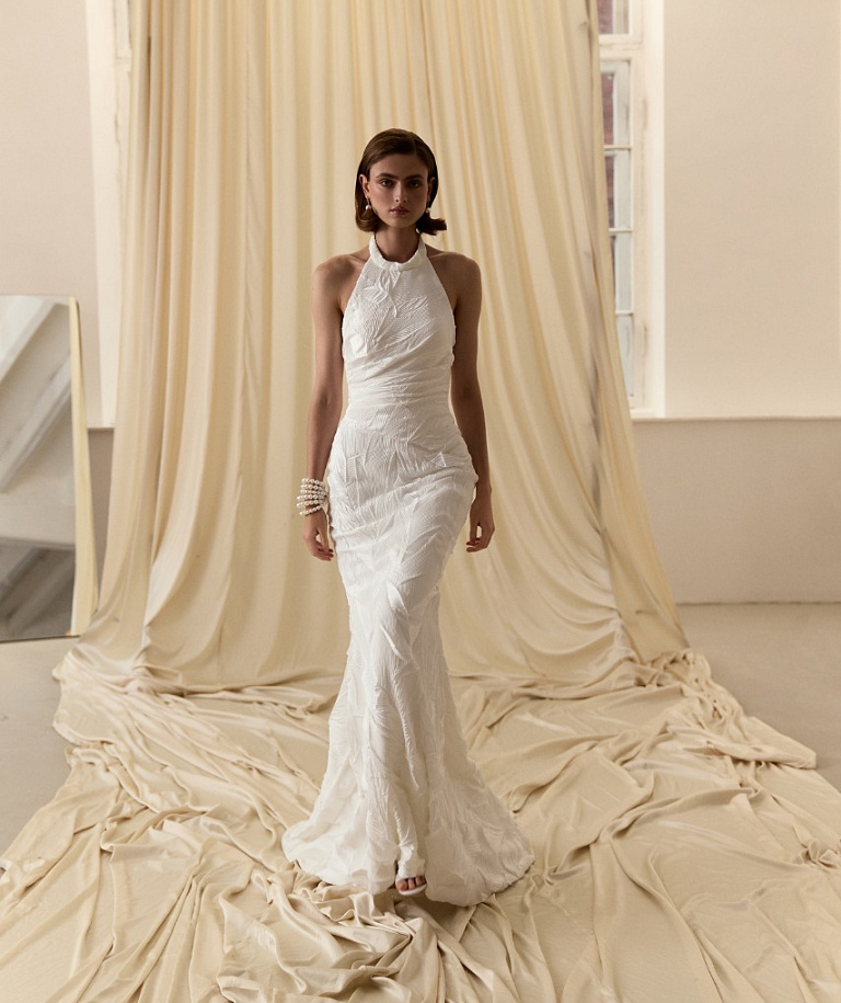 Эффектное свадебное платье из дизайнерской ткани с американской проймой и съемным кейпом