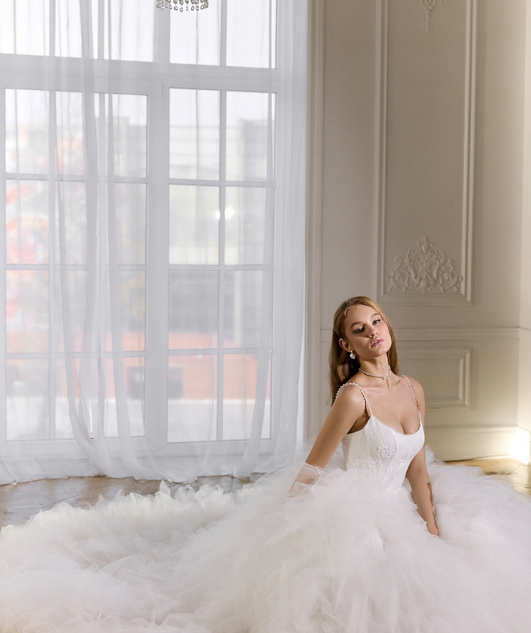 Свадебное платье с многоярусной юбкой