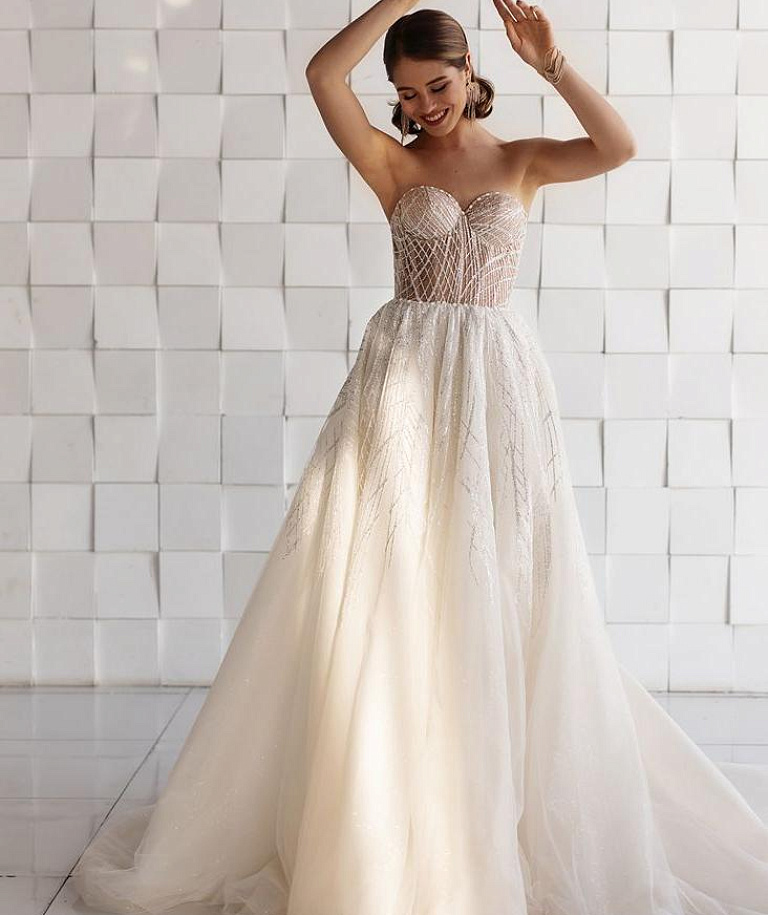 Серебряное свадебное платье с вырезом в форме сердца