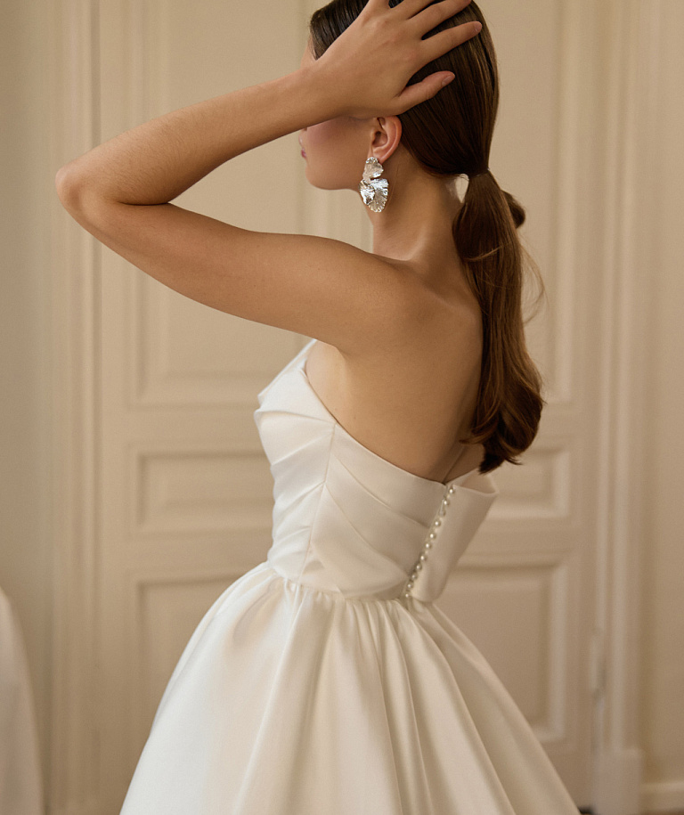 Пышное свадебное платье с ассиметричным верхом