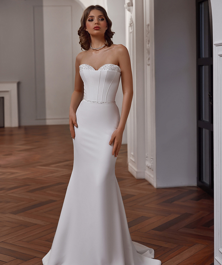 Атласное свадебное платье рыбка с декором по груди