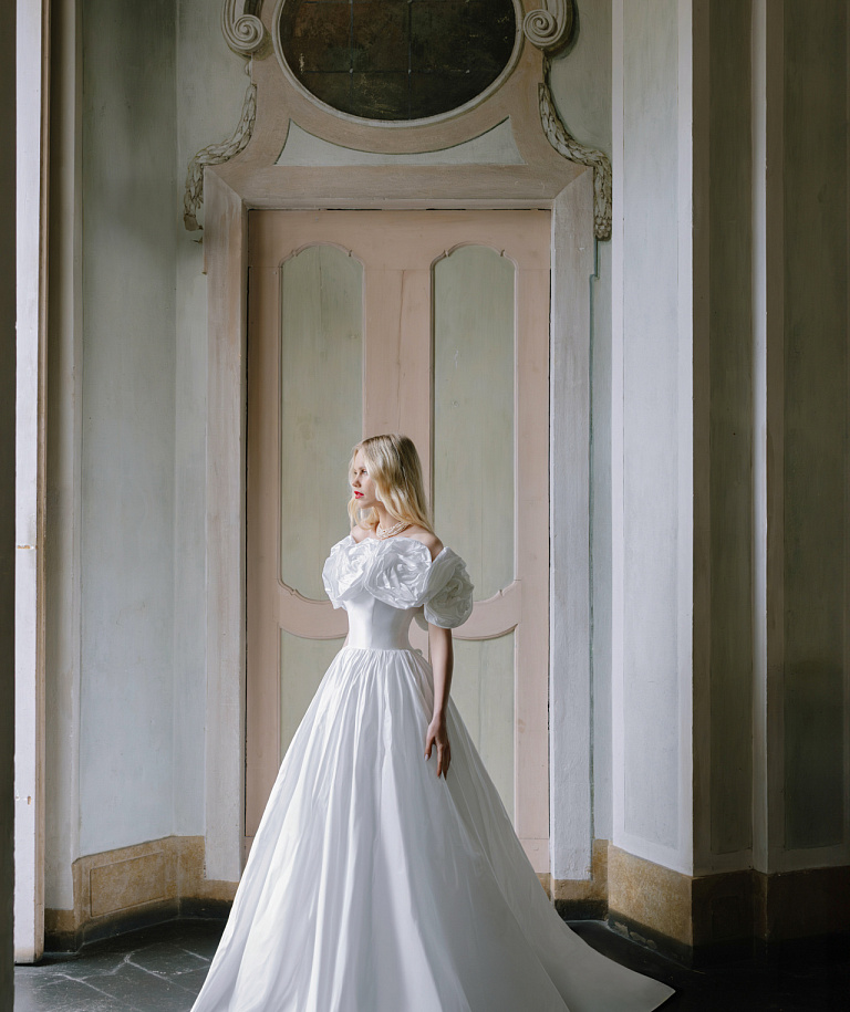 Роскошное свадебное платье из тафты с объемными розами