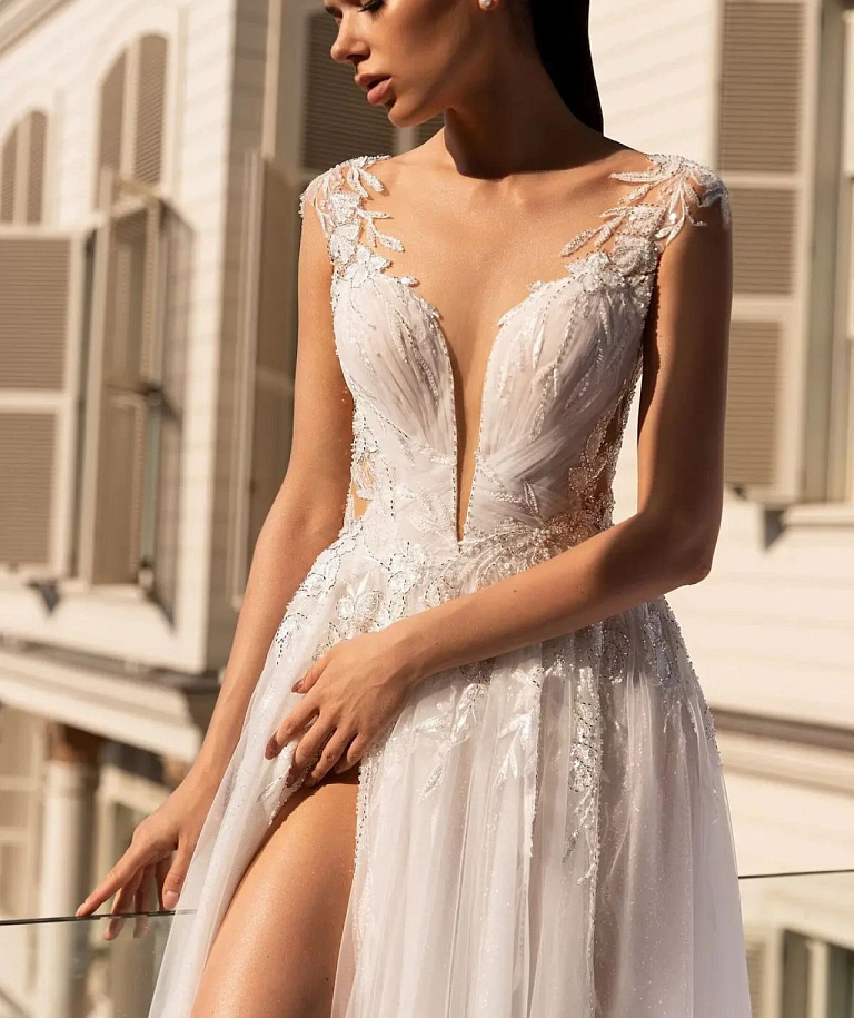 Струящееся платье с разрезом от бедра