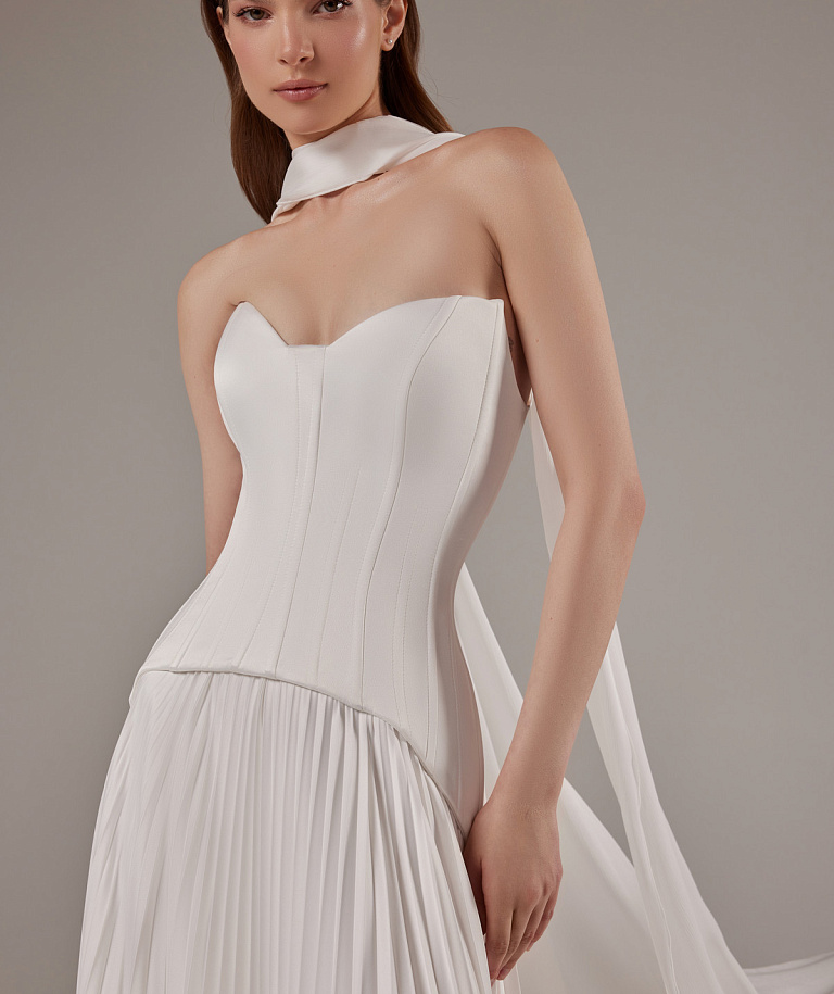 Лаконичный свадебный комплект с юбкой плиссе