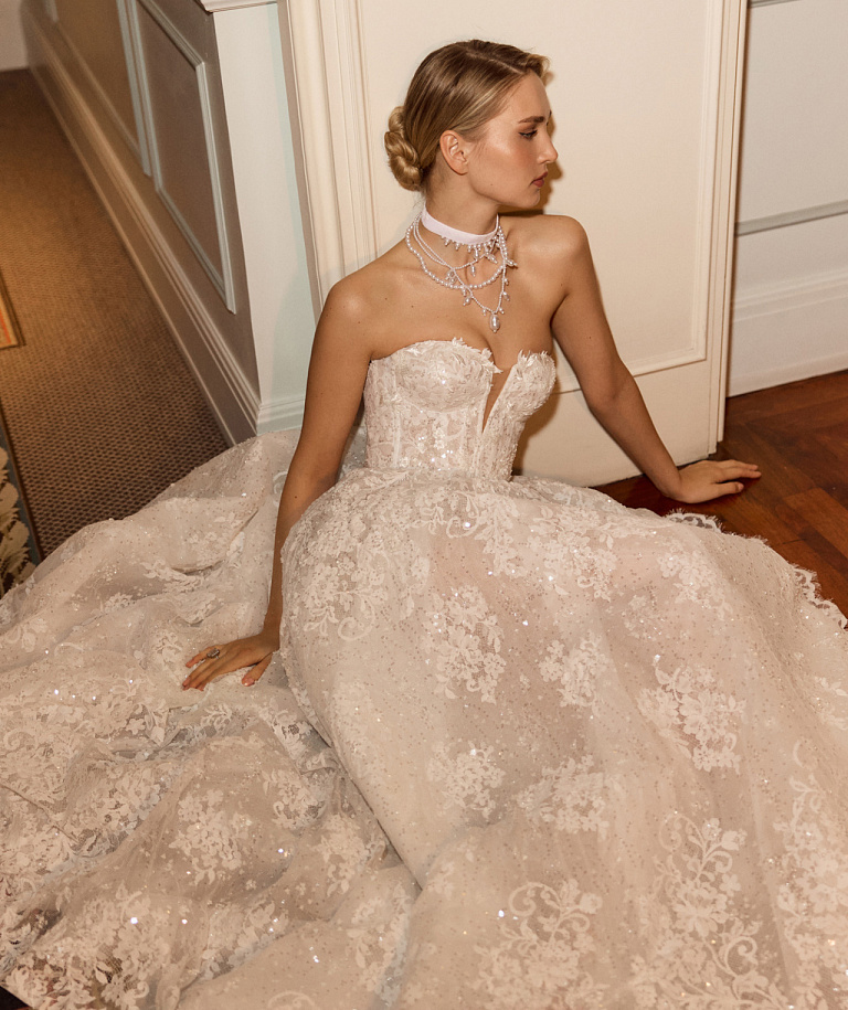 Пышное кружевное свадебное платье со съемным болеро