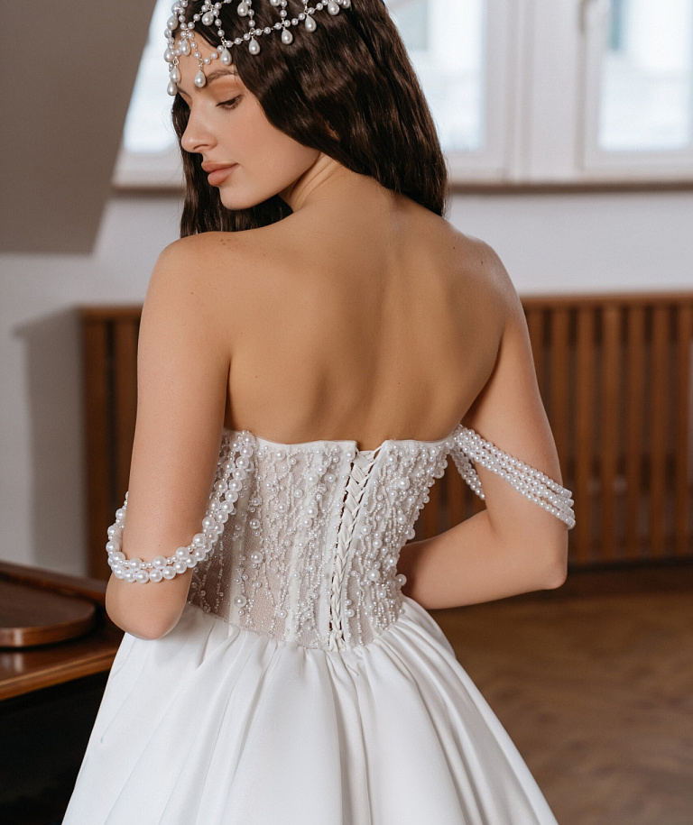 Свадебное платье с атласной юбкой и роскошным корсетом