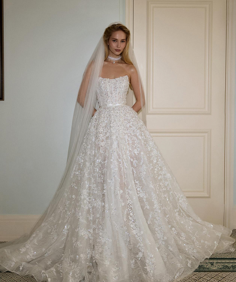 Пышное кружевное свадебное платье с жемчугом 