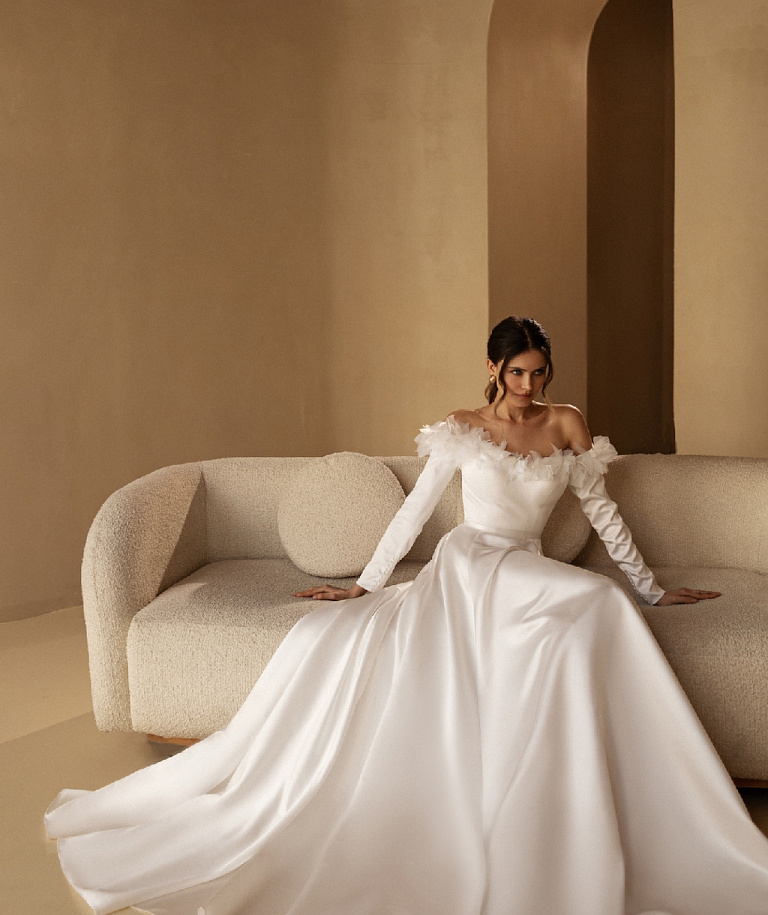 Атласное свадебное платье с рукавами и объемными цветами