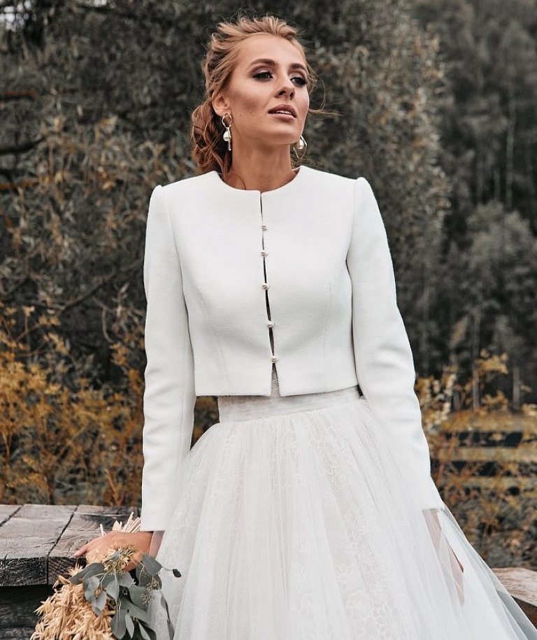 Белый жакет с длинным рукавом