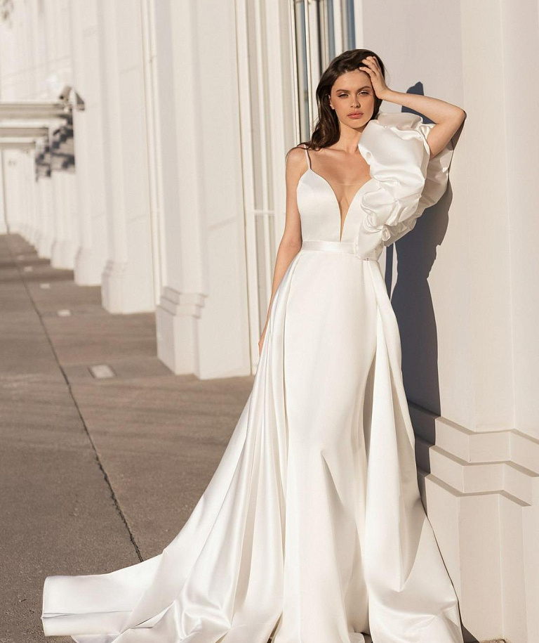 Лаконичное свадебное платье на тонких бретелях