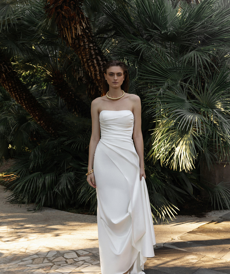 Атласное свадебное платье со сборкой на талии