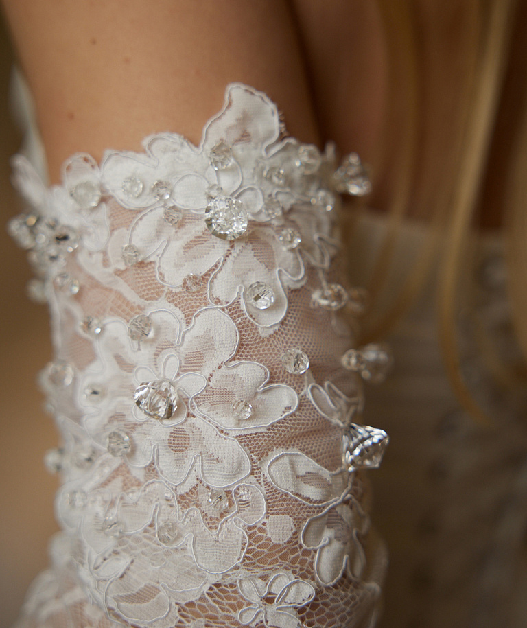 Свадебное платье из тафты с кружевными элементами