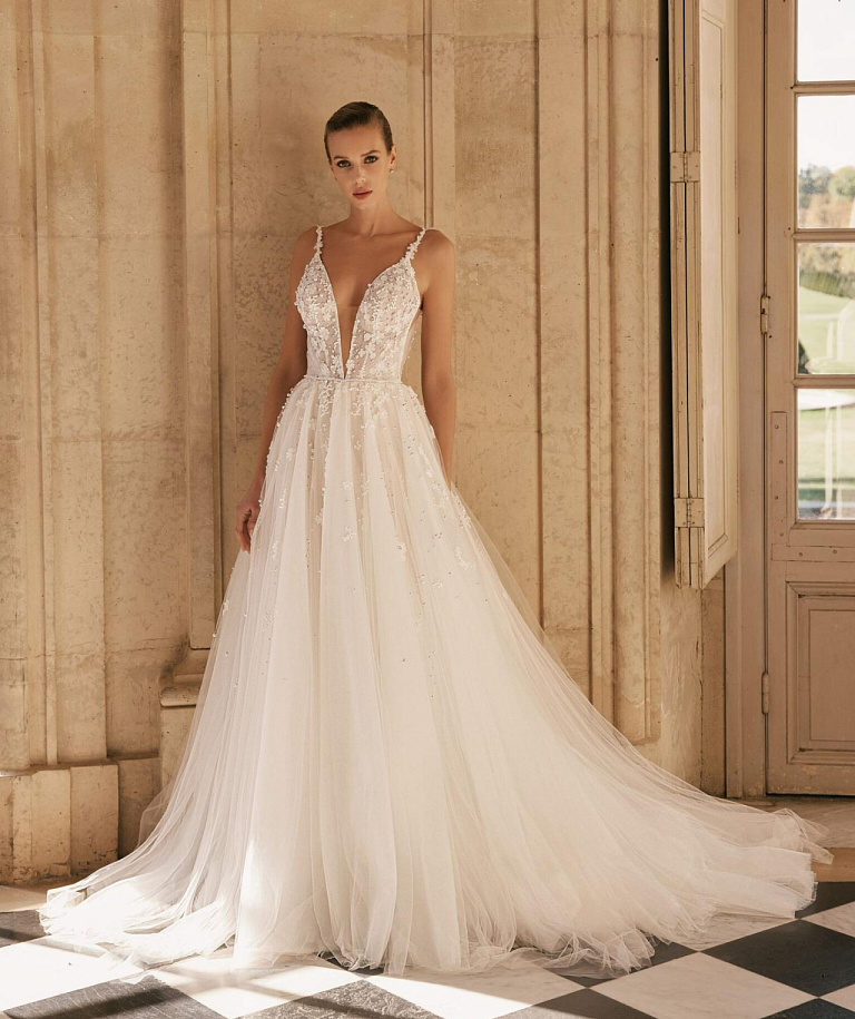 Нежное свадебное платье в цветочном кружеве