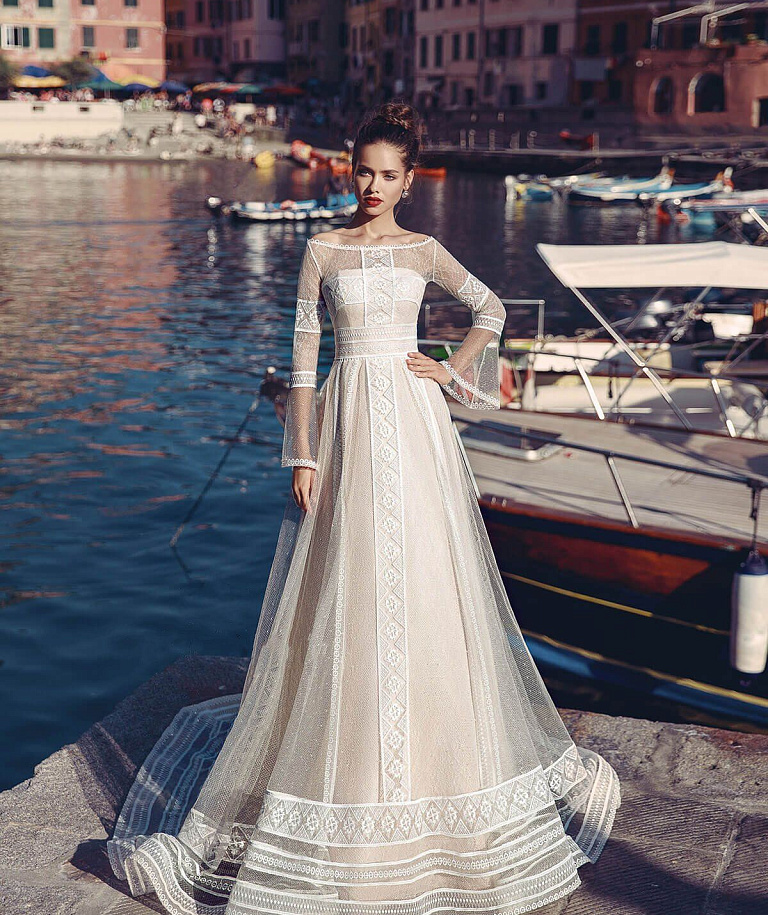 Свадебное платье в рустикальном стиле с рукавами