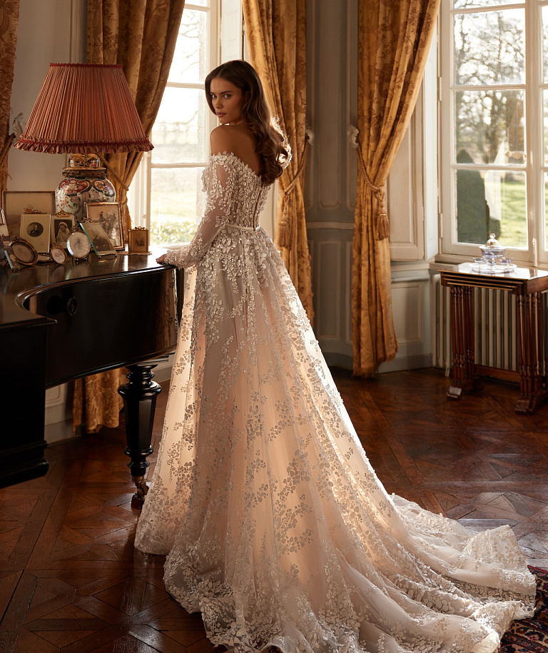 Роскошное свадебное платье с рукавами и открытыми плечами