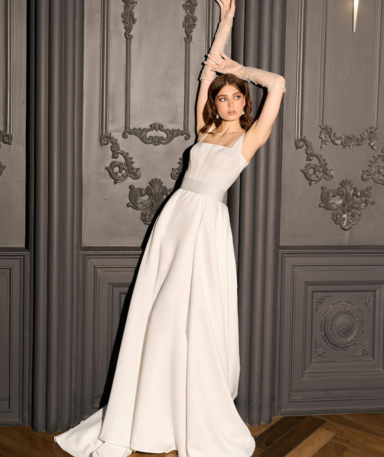 Свадебное платье из крепа с квадатным вырезом